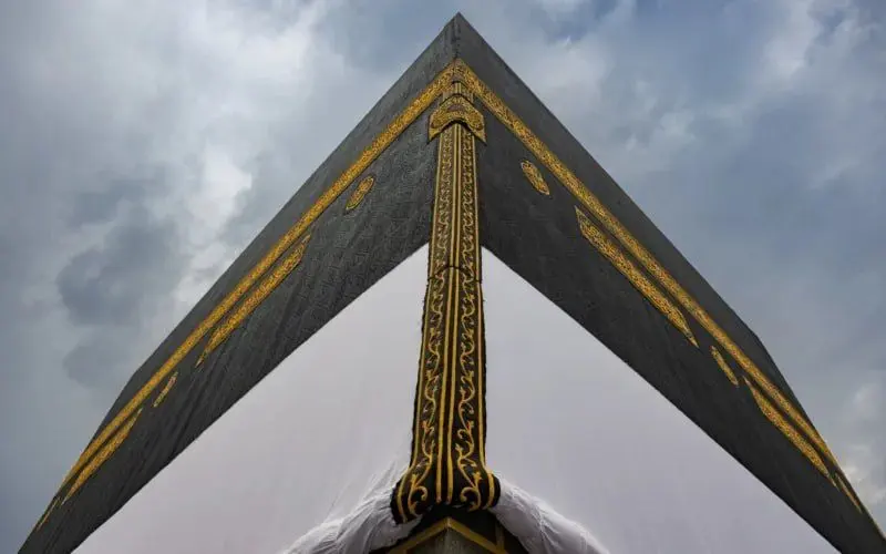 Kabe Kisvası: altınla işlenmiş sanat ve ustalık
